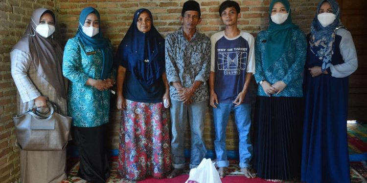 Kunjungi Rumah Duka Mayang, Ketua TPPKK Ny. Lise Eka Putra Dan Owner Emersia Hotel Sampaikan Duka Yang Mendalam