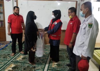 Musibah Banjir Kota Padang, PMI Tanah Datar Bersama Emersia Group Salurkan Bantuan