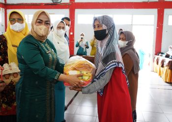 Recovery Ekonomi Masyarakat, TPPKK Tanah Datar Bagikan Sembako Bersubsidi