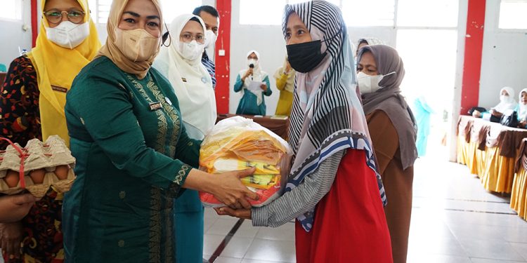 Recovery Ekonomi Masyarakat, TPPKK Tanah Datar Bagikan Sembako Bersubsidi