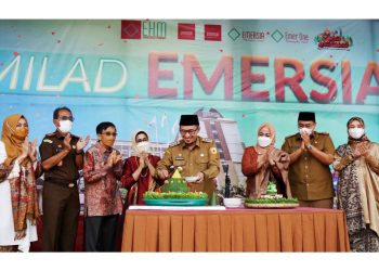Milad Ke-9 Tahun Emersia Hotel Dan Resort Batusangkar, Bupati Eka Putra Potong Tumpeng