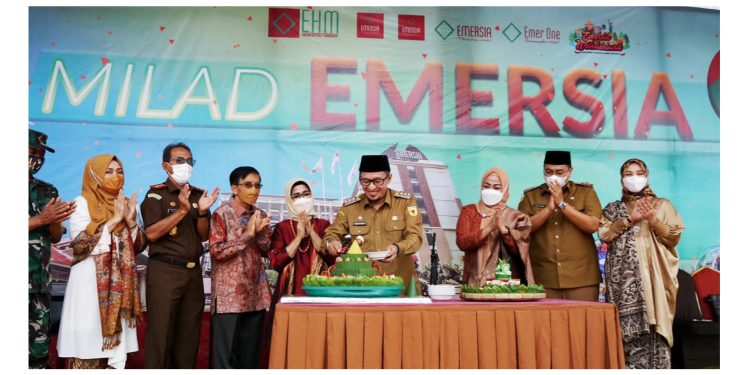 Milad Ke-9 Tahun Emersia Hotel Dan Resort Batusangkar, Bupati Eka Putra Potong Tumpeng