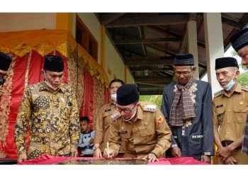 Bupati Eka Putra Resmikan Surau dan Naiki Rumah Gadang Suku Melayu