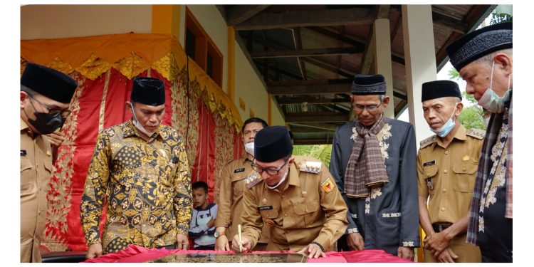 Bupati Eka Putra Resmikan Surau dan Naiki Rumah Gadang Suku Melayu