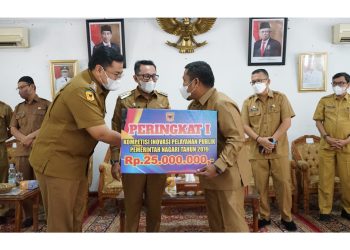Kompetisi Inovasi Pelayanan Publik, Bupati Eka Putra Beri Penghargaan