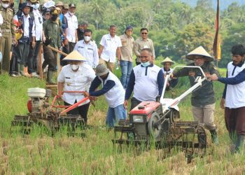Ringankan Beban Petani, Bupati Eka Putra Launching Bajak Gratis