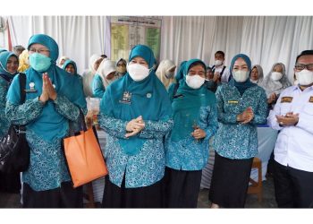 Usai Klarifikasi Dasawisma Mawar I Tigo Jangko, Umi Harneli Berbalas Pantun