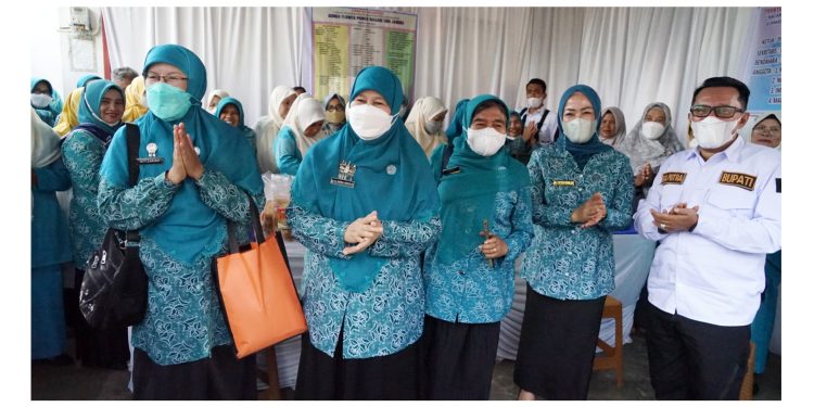 Usai Klarifikasi Dasawisma Mawar I Tigo Jangko, Umi Harneli Berbalas Pantun