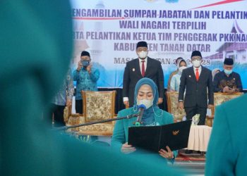 Ny. Lise Eka Putra Resmi Serentak Melantik Ketua TPPKK Nagari