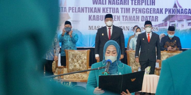 Ny. Lise Eka Putra Resmi Serentak Melantik Ketua TPPKK Nagari