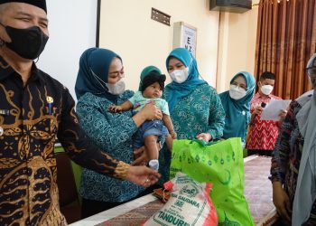 Peduli Stunting, TPPKK Tanah Datar Bagikan Sembako