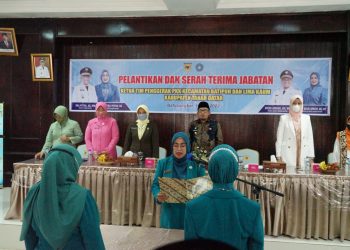 Disaksikan Bupati Eka Putra, Ketua TPPKK Tanah Datar Lantik Ketua TPKK Kecamatan Lima Kaum Dan Batipuh