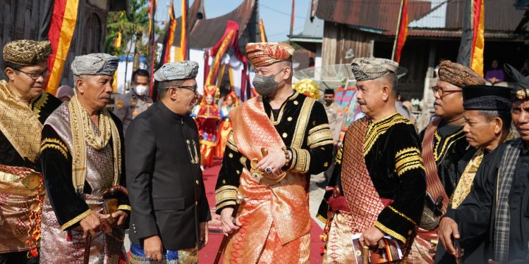 Nagari Tuo Pariangan Beri Gelar Kehormatan Kepada Kapolda Sumbar Irjen Pol Teddy Minahasa Putra