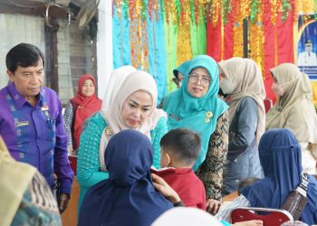 Prihatin Ancaman Stunting, Ketua TPPKK Ny. Lise Eka Putra Serahkan Bantuan Susu Formula Bagi Balita