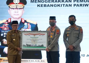Sukses Gerakan Pemulihan Ekonomi, Bupati Eka Putra Beri Penghargaan Kapolda Sumbar
