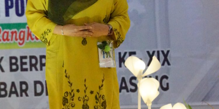 Dibawakan Ketua TPPKK Tanah Datar Saat Fashion Show, Baju Kurung Basiba Tanah Datar Tapil Juara I Dan Jadi Seragam Kembaran TPPKK Sumbar