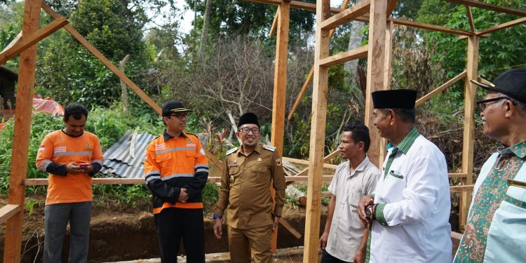 Bupati Eka Putra Tinjau Pembangunan Rumah Tidak Layak Huni Program Kesehatan BAZNAS Tanah Datar