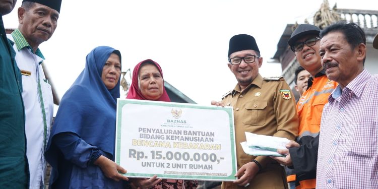 Bupati Eka Putra Serahkan Bantuan Korban Kebakaran Di Nagari Simabur