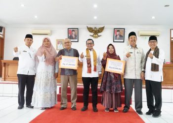 Bupati Eka Putra Berikan Bantuan, 11 Kelompok P2L Tanah Datar Terima Manfaat