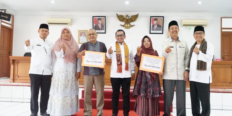 Bupati Eka Putra Berikan Bantuan, 11 Kelompok P2L Tanah Datar Terima Manfaat