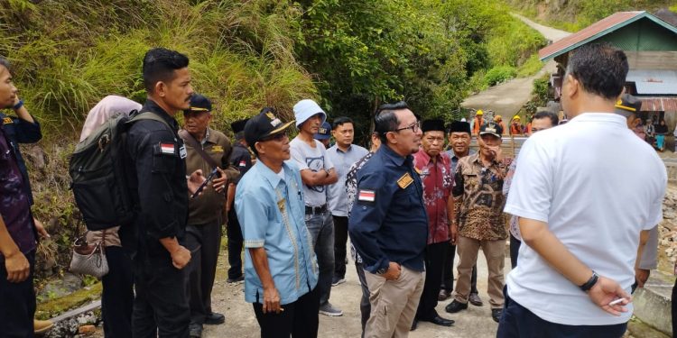 Realisasikan Janji, Bupati Eka Putra Tinjau Pembangunan Kembali Jembatan Sialahan