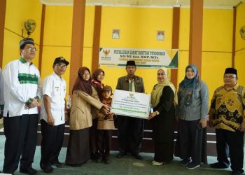 BAZNAS Peduli, Ketua TPPKK Ny. Lise Eka Putra Serahkan Bantuan Pendidikan Secara Simbolis