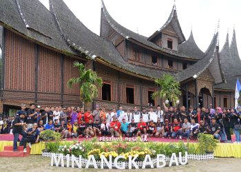 Dukung FPM 2022, Automotive Community Sumbar Riau Jambi Kopdar Di Istano Basa Pagaruyung