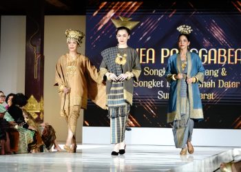 “Pesona Wastra Warna Alam”, Songket Lintau Tanah Datar Diperagakan Diajang Nasional