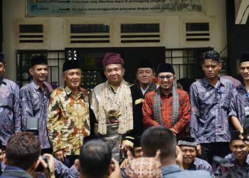 Sandang Gelar Dt Rajo Basa, Wamenaker RI Afriansyah Noor Dipasangkan Saluak Dan Keris