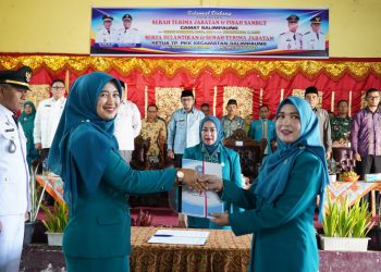 Sertijab Camat, Ny. Lise Eka Putra Lantik Ketua TPPKK Kecamatan Salimpaung