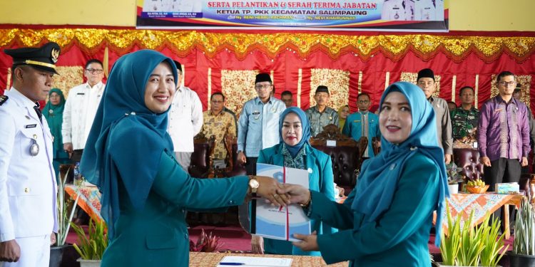 Sertijab Camat, Ny. Lise Eka Putra Lantik Ketua TPPKK Kecamatan Salimpaung