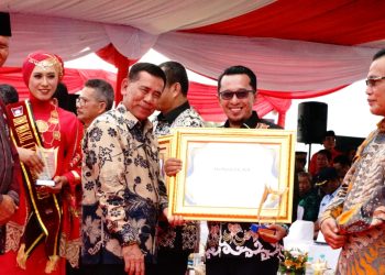 Berhasil Bangun Sektor Pertanian, Bupati Eka Putra Diganjar Penghargaan Oleh Mentan RI