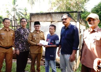 Sampaikan Duka Yang Mendalam, Bupati Eka Putra Serahkan Bantuan Korban Kebakaran Nagari Taluak