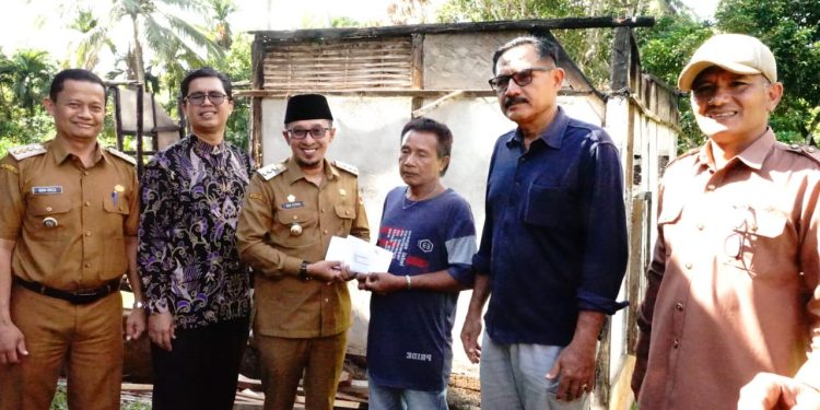 Sampaikan Duka Yang Mendalam, Bupati Eka Putra Serahkan Bantuan Korban Kebakaran Nagari Taluak
