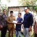 Sampaikan Duka Yang Mendalam, Bupati Eka Putra Serahkan Bantuan Korban Kebakaran Nagari Taluak