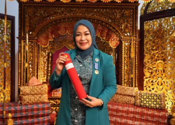 Ketua TPPKK Tanah Datar Ny. Lise Eka Putra Dianugerahi Penghargaan MKK