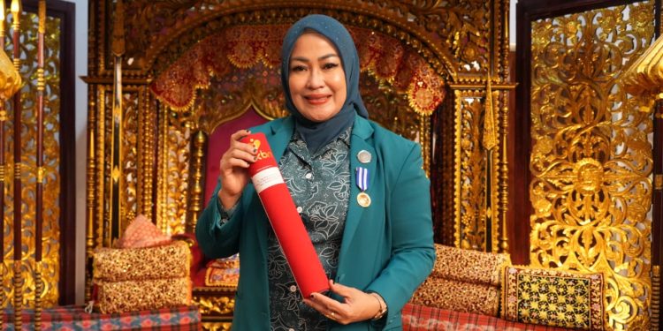 Ketua TPPKK Tanah Datar Ny. Lise Eka Putra Dianugerahi Penghargaan MKK