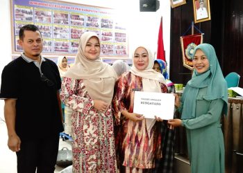 Berdayakan Kelompok UP2K, TPPKK Tanah Datar Serahkan Bantuan Peralatan Usaha