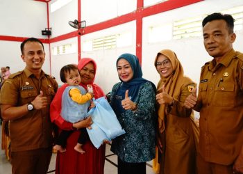 Upaya Cegah Stunting, Tim Penggerak PKK Tanah Datar Bagikan Sembako