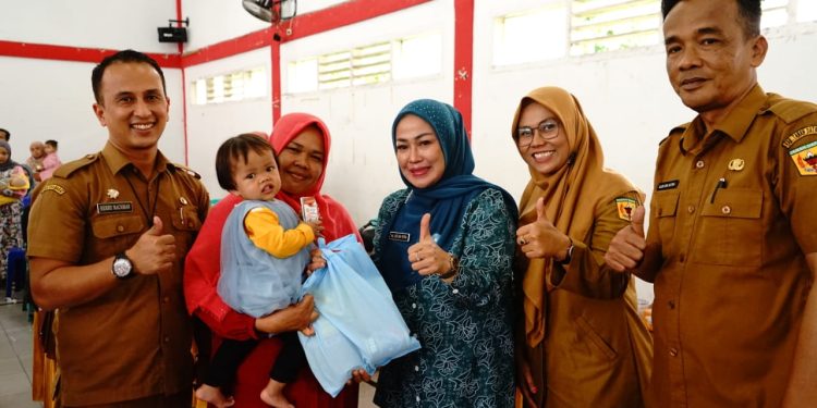 Upaya Cegah Stunting, Tim Penggerak PKK Tanah Datar Bagikan Sembako