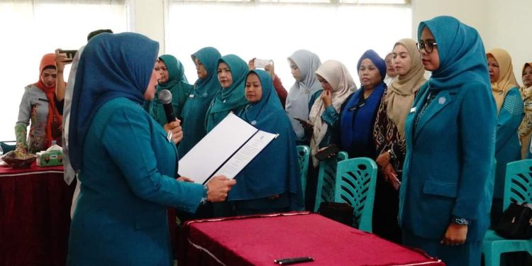 Dilantik Ny. Lise Eka Putra, Ny. Sari Muhammad Yahya Resmi Menjadi Ketua TPPKK Kecamatan Rambatan