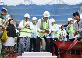 Bupati Eka Putra Ungkapkan Rasa Syukur, Sandiaga Uno Letakkan Batu Pertama Pembangunan Masjid Jami’ Minangkabau Di Rambatan