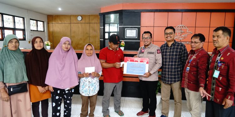 Cuaca Ekstrim, Bupati Eka Putra Serahkan BLT Elnino Rp, 8.6 Miliar