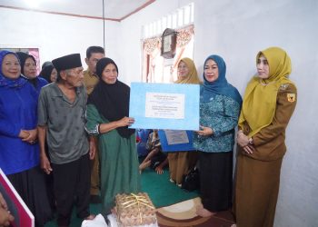 Cegah Stunting, Rustam Warga Nagari Padang Magek Rumahnya Direhab TPPKK Tanah Datar