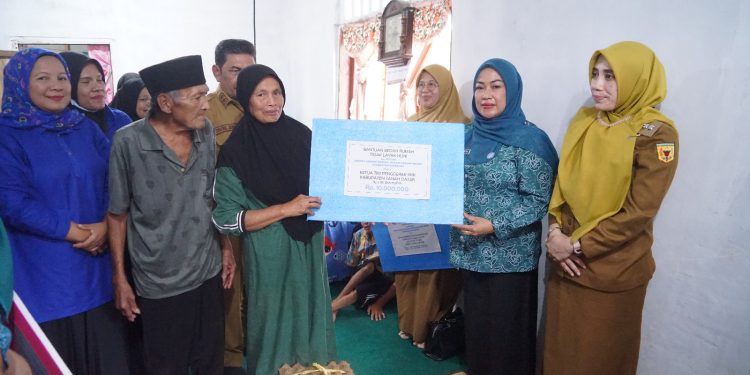 Cegah Stunting, Rustam Warga Nagari Padang Magek Rumahnya Direhab TPPKK Tanah Datar