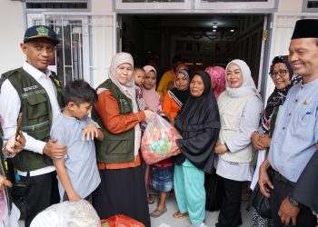 Didampingi Ny. Lise Eka Putra, Ketua LKKS Sumbar Serahkan Bantuan Sembako