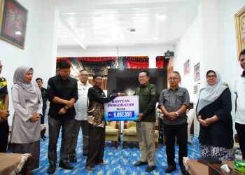 Program Berobat Gratis Bupati, Yulizar Dan Isteri Bersyukur Bisa Melihat Kembali
