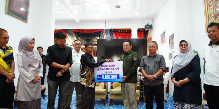 Program Berobat Gratis Bupati, Yulizar Dan Isteri Bersyukur Bisa Melihat Kembali