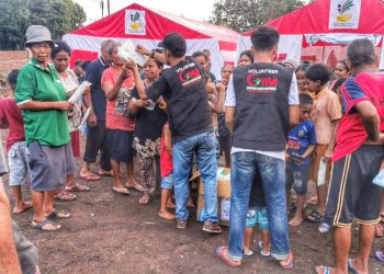 WMI Bagikan 2000 Masker untuk warga Penyitas Erupsi Gunung Lewotobi