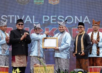 FPM 2024 Tanah Datar Kembali Masuk KEN 2024, Bupati Eka Putra Terima Piagam